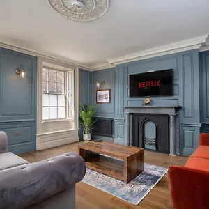 https://paradise-square-remodelled-18th-century-ground-floor.yorkshirehotels.net